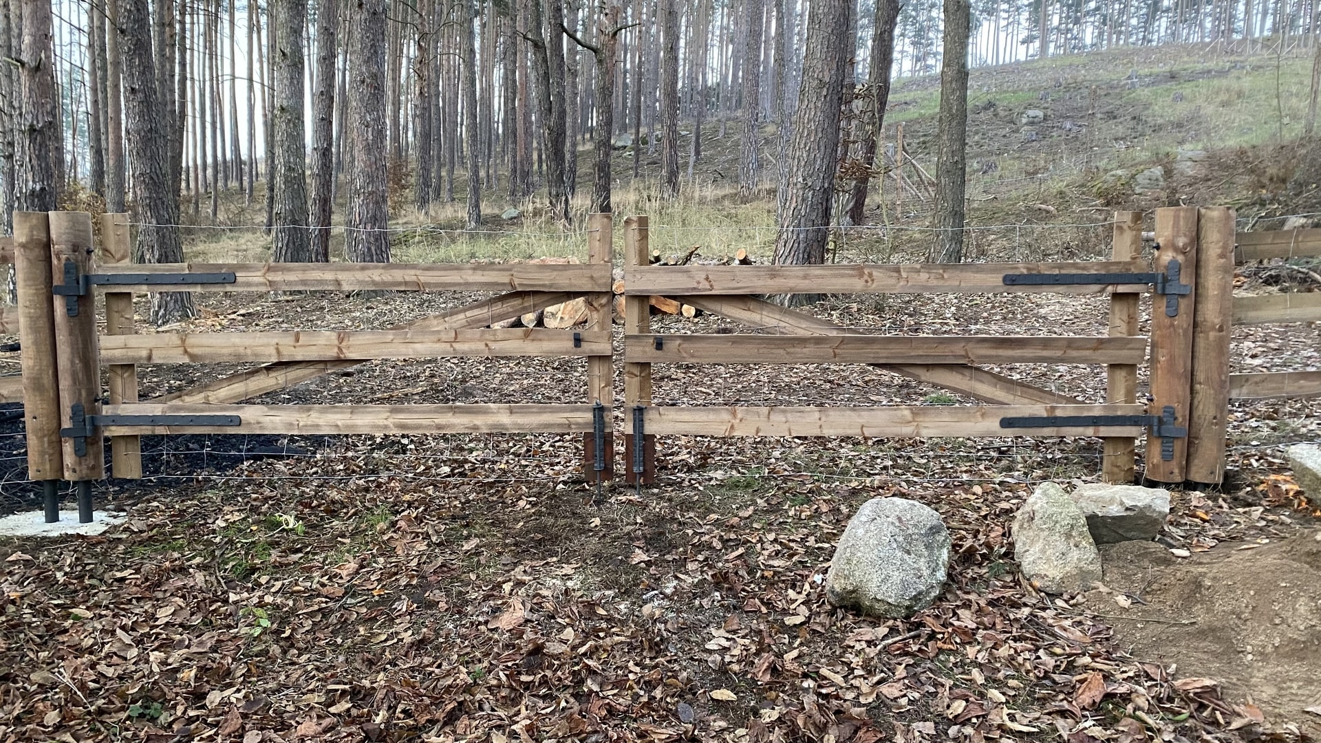 Obrázek 3 / Dřevěné ploty - strojně loupané   - realizace Švastalova Lhota 11-2020