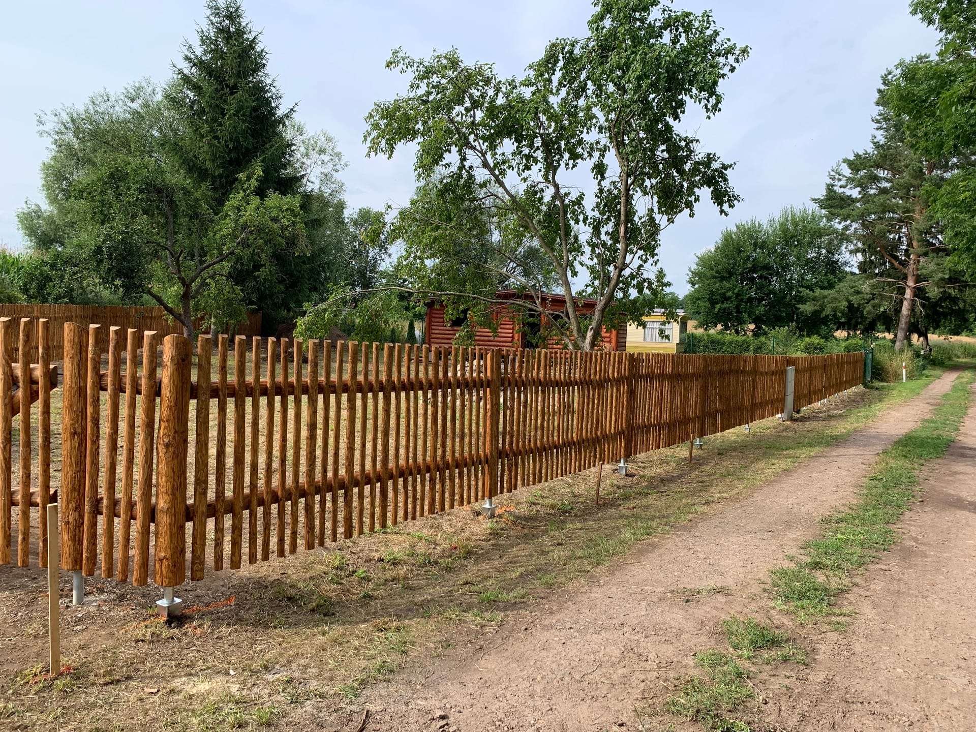 Obrázek 2 / Dřevěné ploty - strojně loupané   - realizace Vysoké Veselí 6-2019