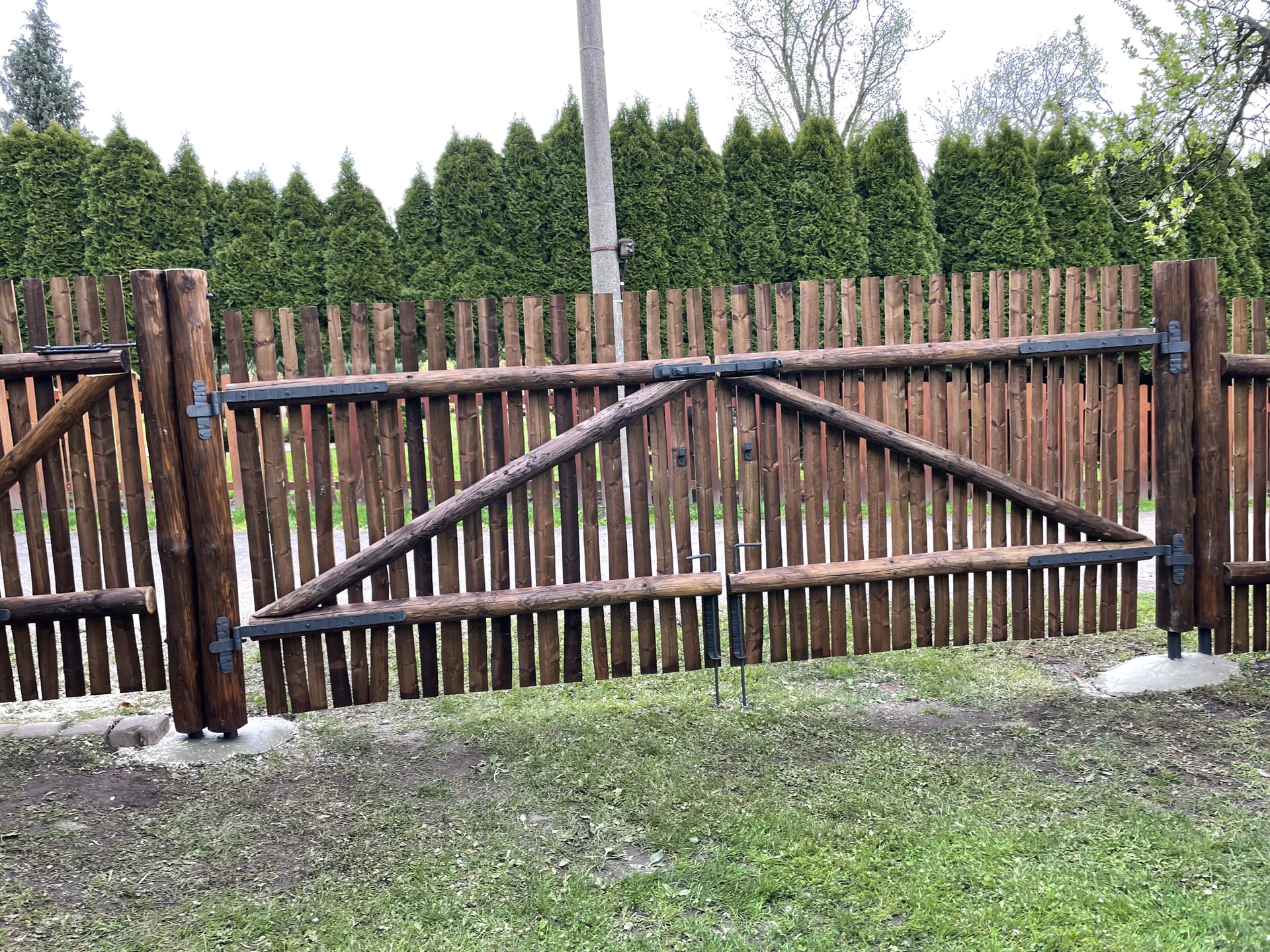 Obrázek 1 / Dřevěné ploty - strojně loupané   - realizace Vižňov 5-2021