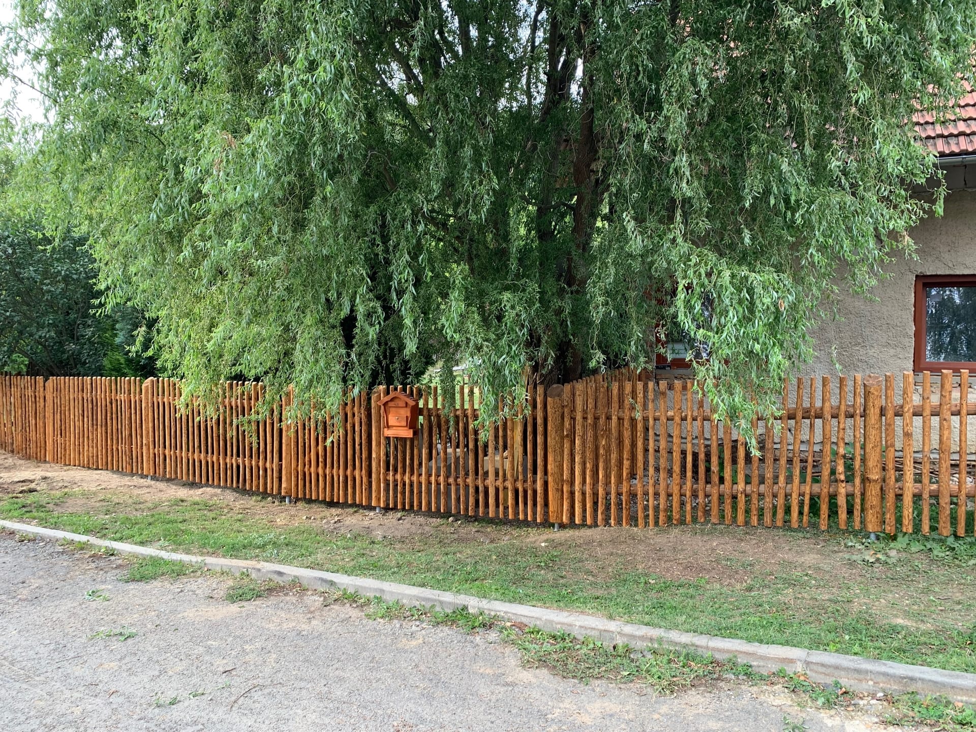 Obrázek 1 / Dřevěné ploty - strojně loupané   - realizace Rudimov 7-2019