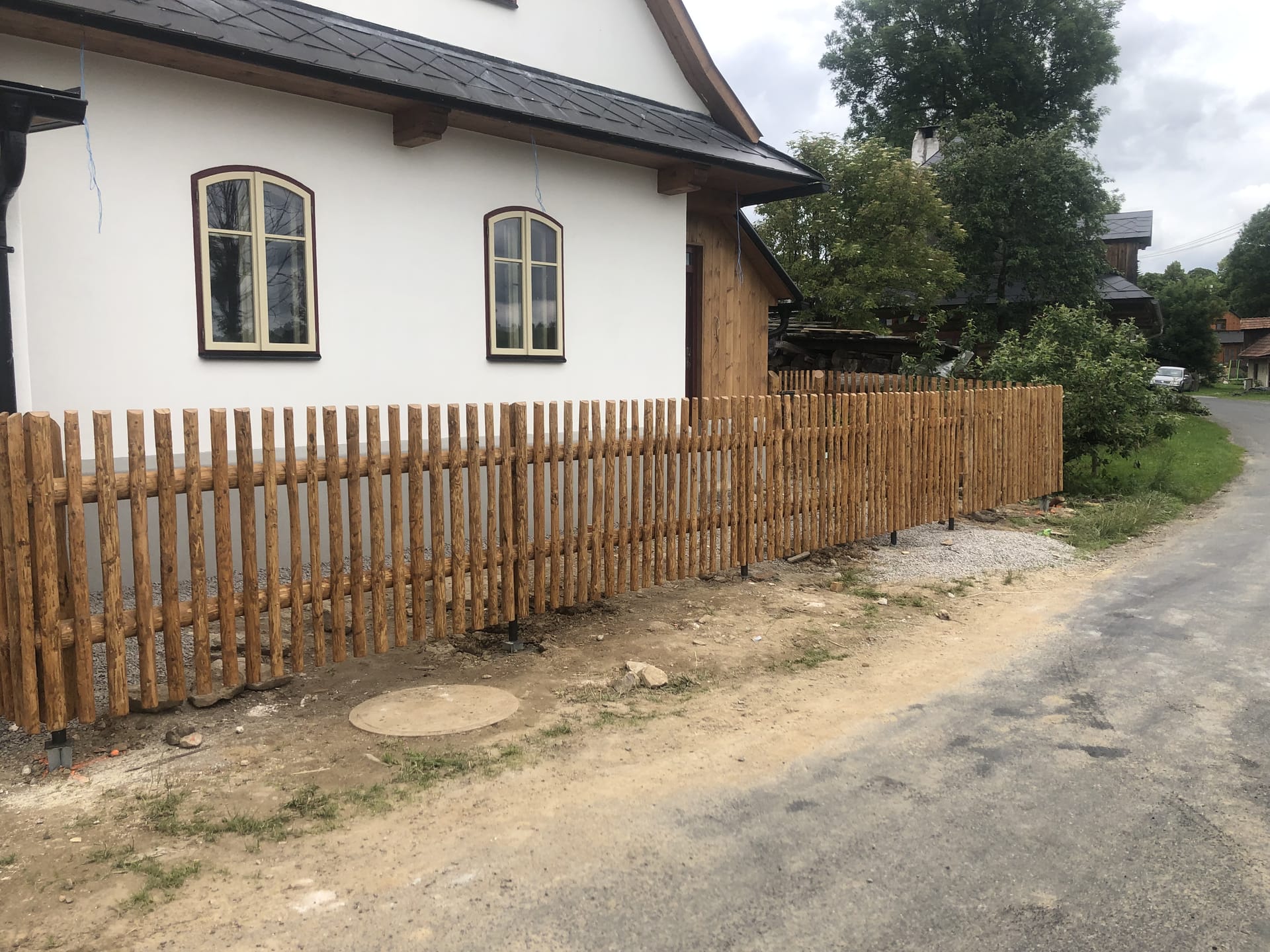 Obrázek 1 / Dřevěné ploty - strojně loupané   - realizace Kadov 7-2021