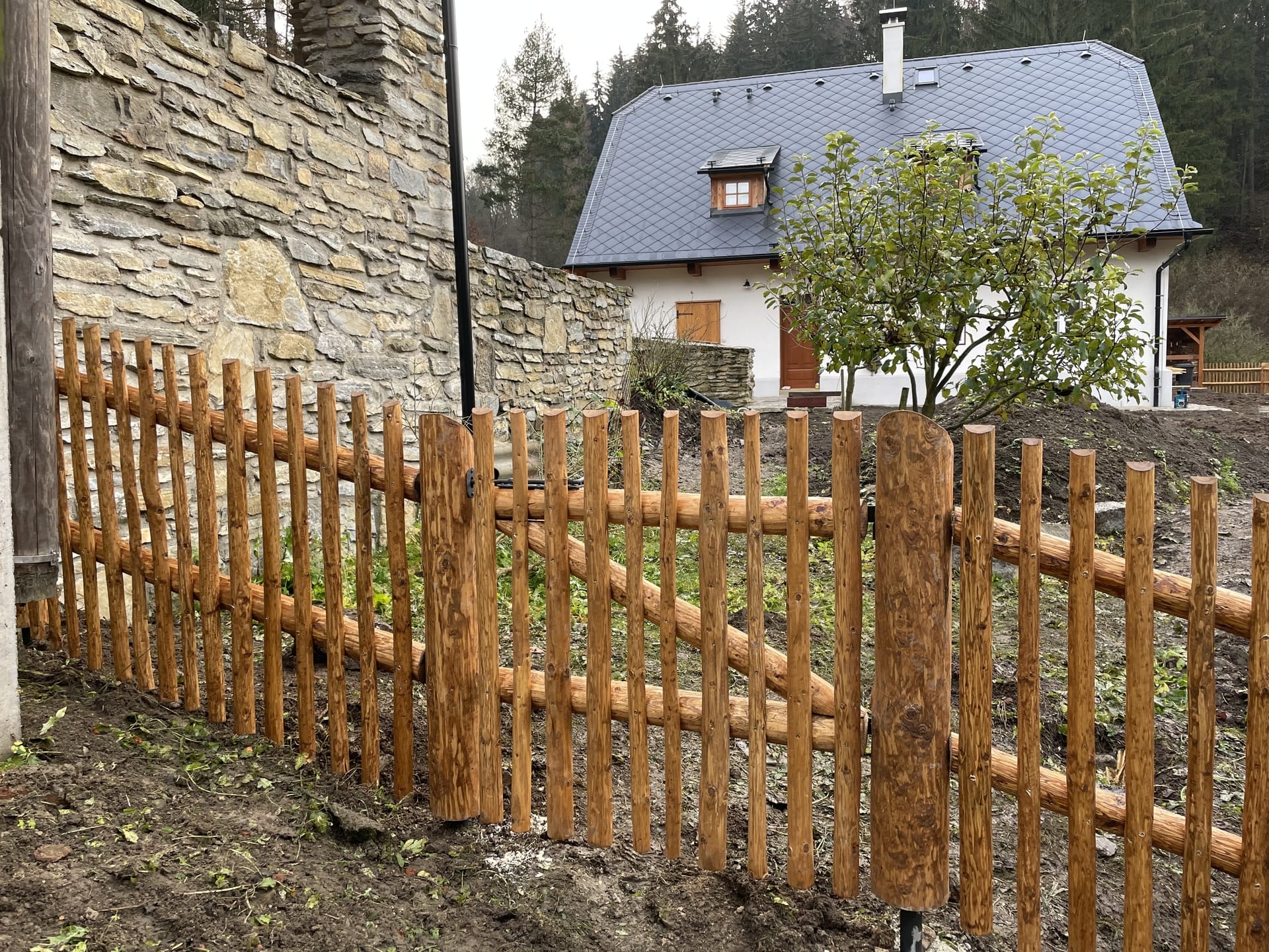 Obrázek 2 / Dřevěné ploty - strojně loupané   - realizace Hanušovice 11-2020