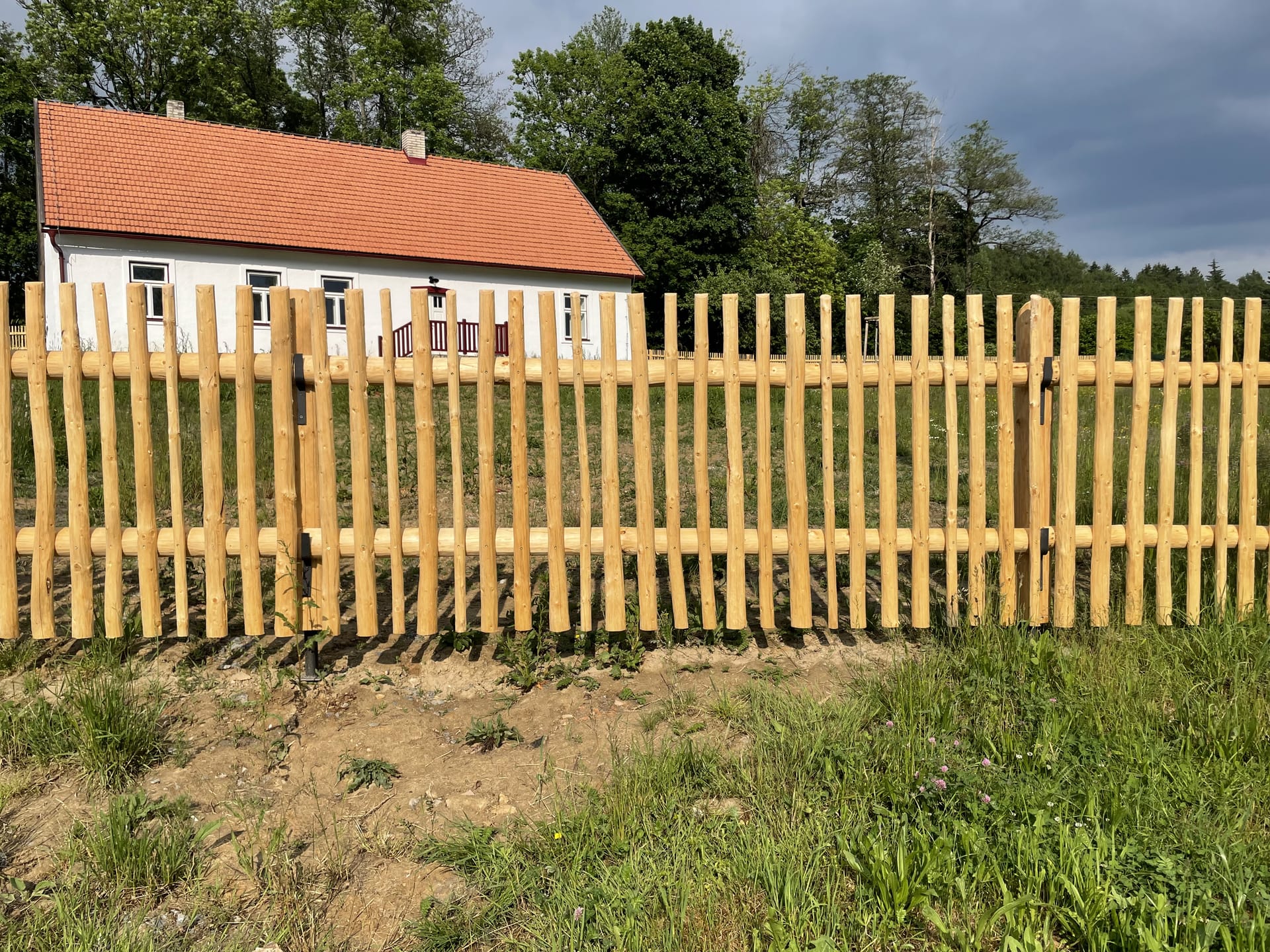 Obrázek 4 / Dřevěné ploty - ručně opracovaný   - realizace Borová u Poličky 5-2021