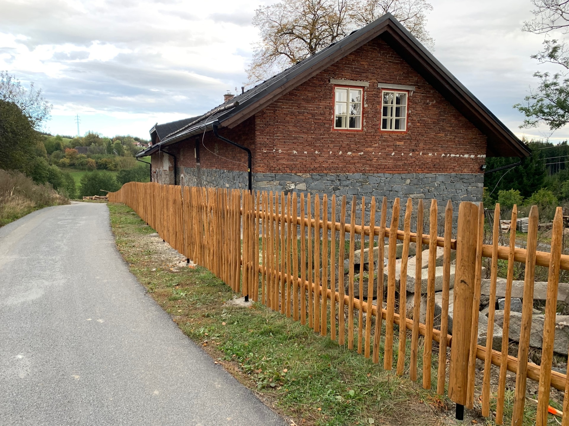 Obrázek 1 / Dřevěné ploty - ručně opracovaný   - realizace Petrkov 10-2019