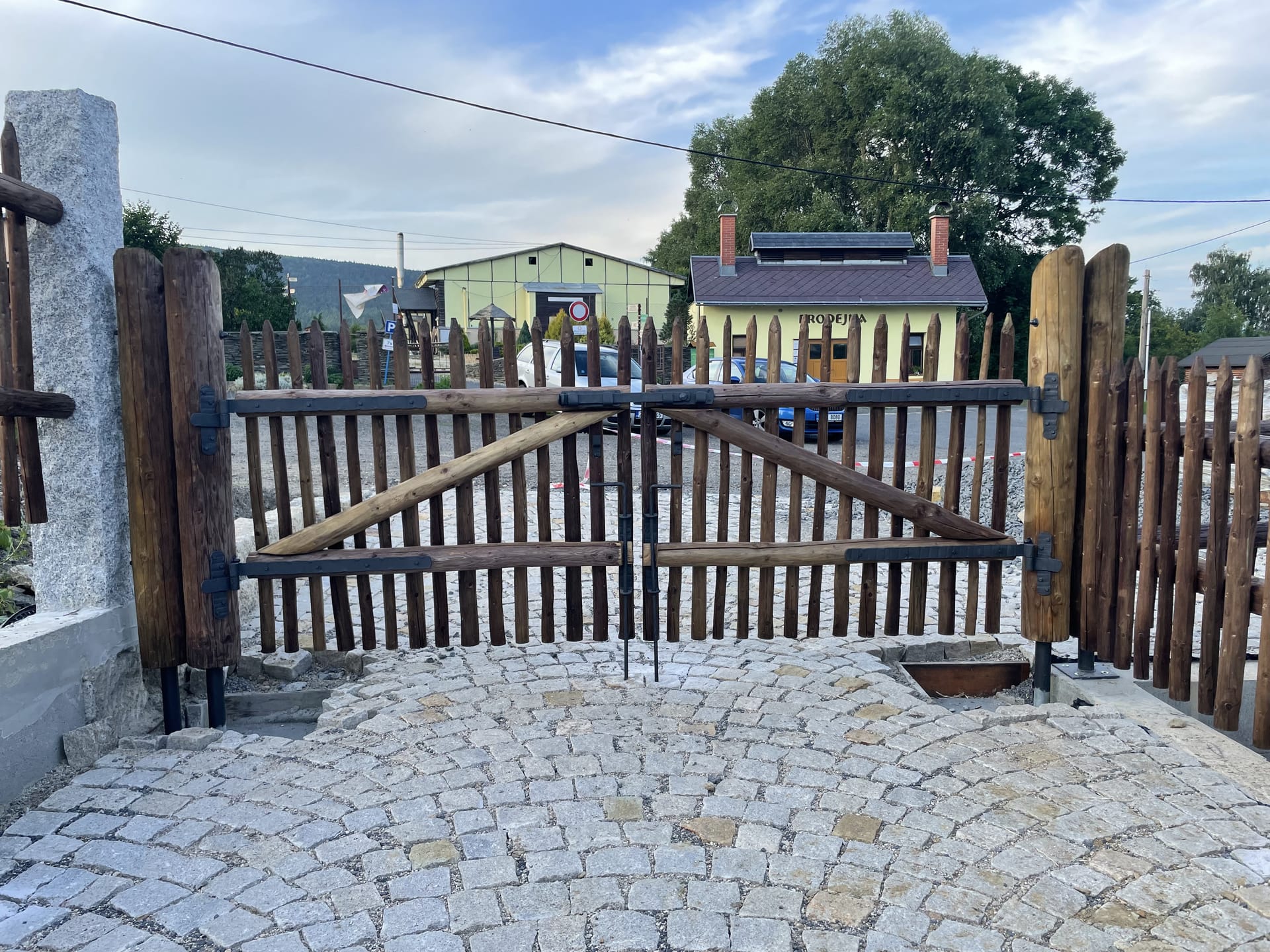Obrázek 2 / Dřevěné ploty - ručně opracovaný   - realizace Pěnčín 8-2021