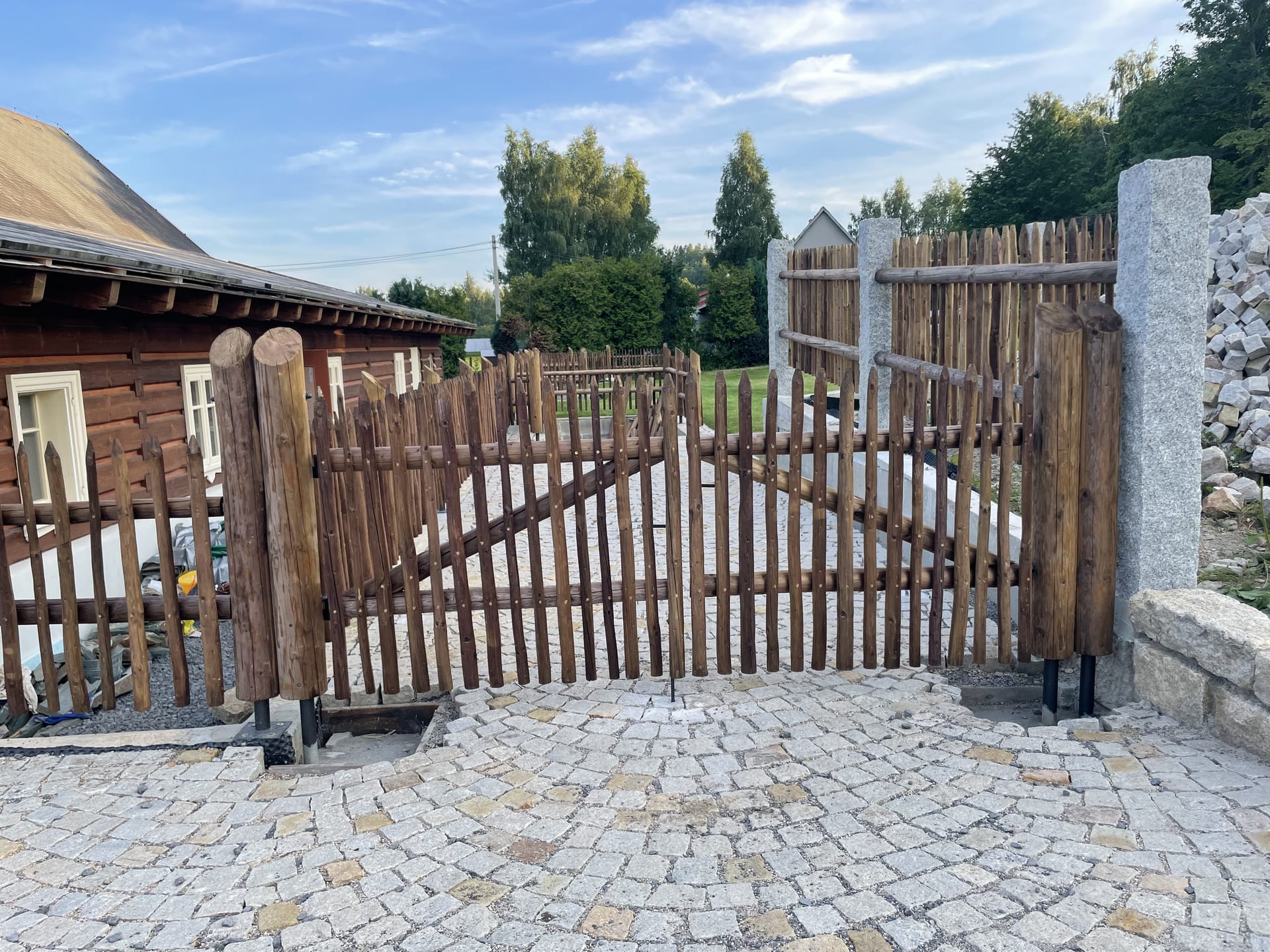 Obrázek 6 / Dřevěné ploty - ručně opracovaný   - realizace Pěnčín 8-2021