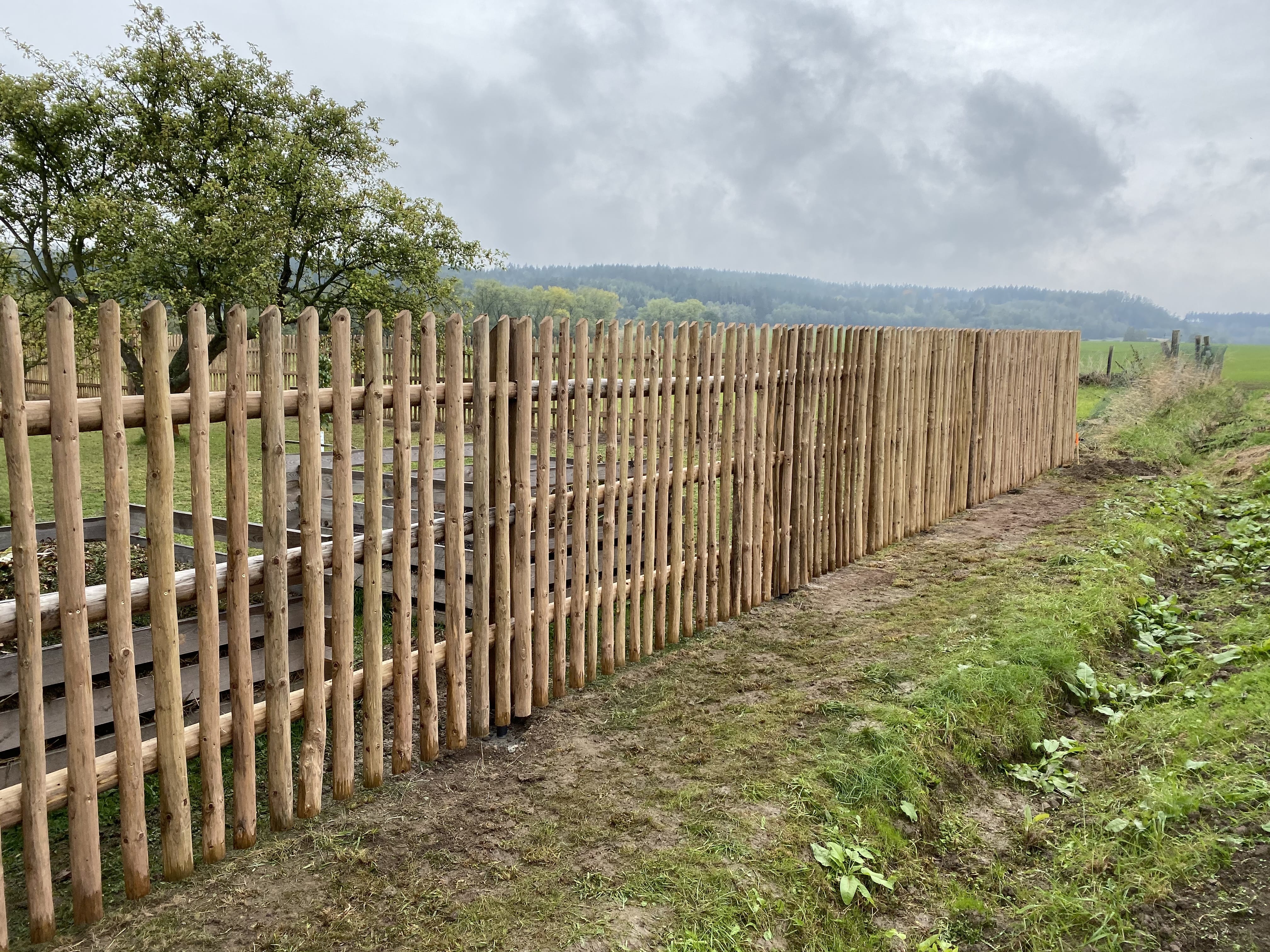 Obrázek 2 / Dřevěné ploty - ručně opracovaný   - realizace Senec 10-2019