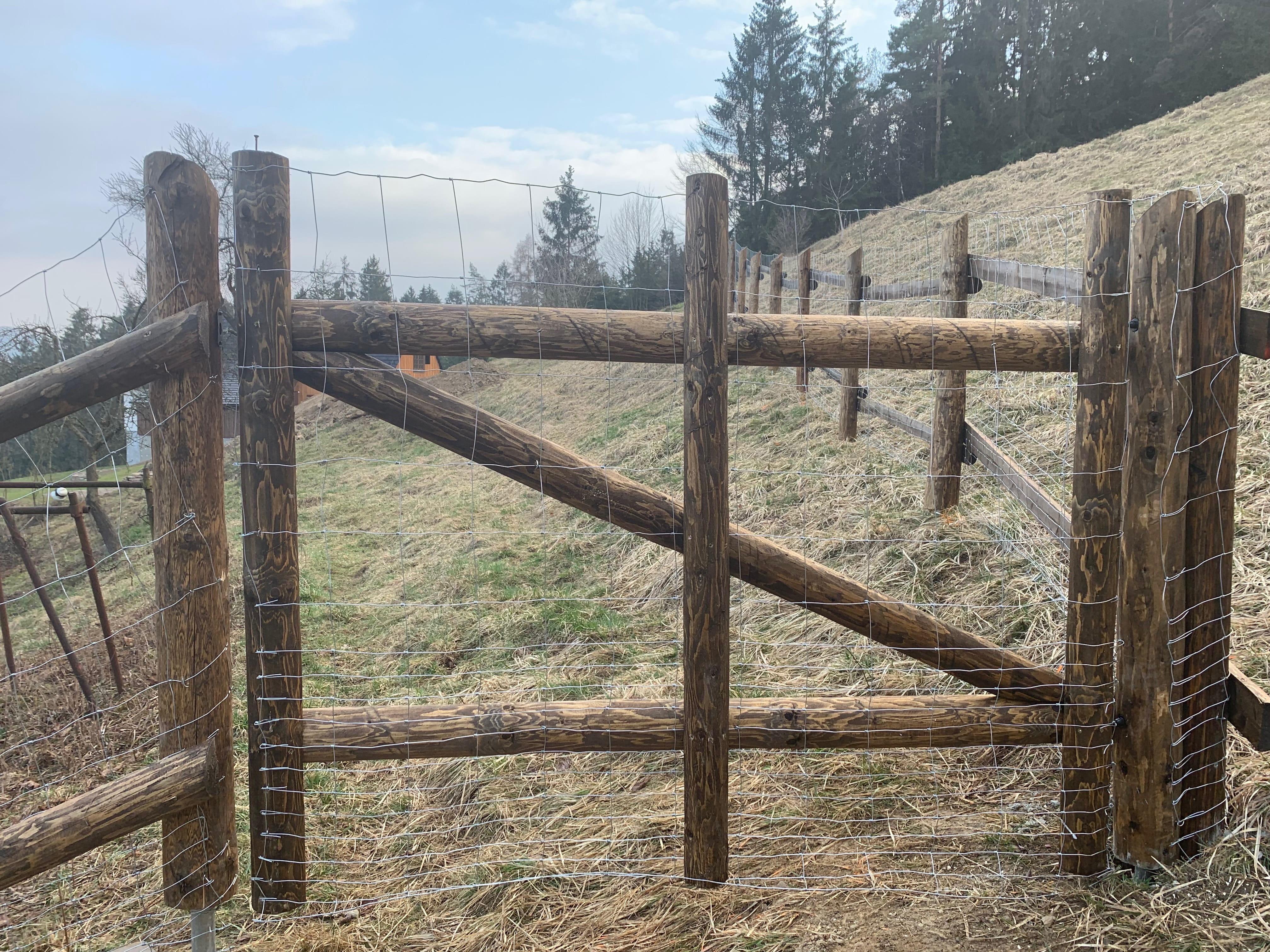 Obrázek 1 / Dřevěné ploty - ručně opracovaný   - realizace Kobylnice 4-2019