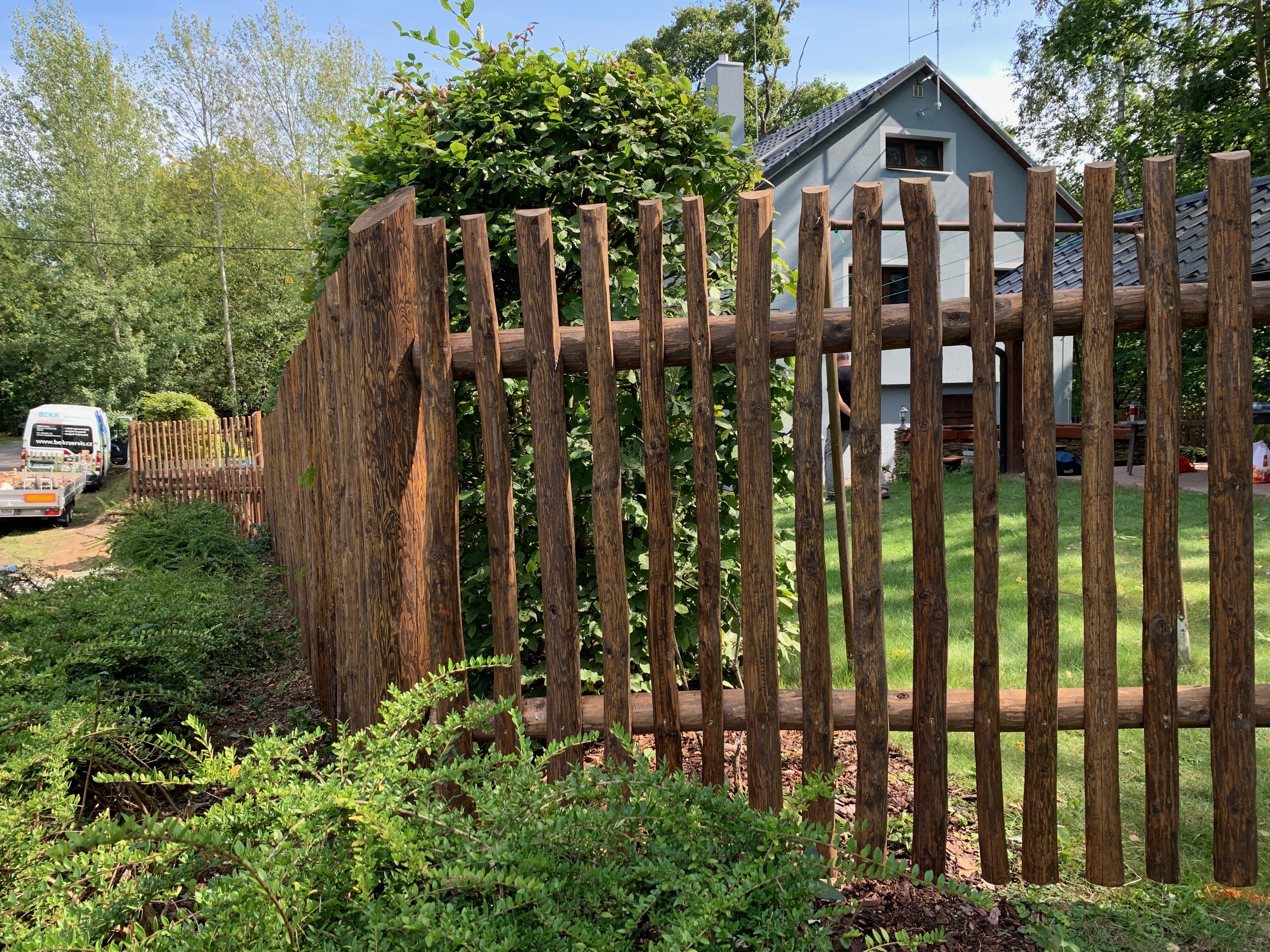 Obrázek 1 / Dřevěné ploty - ručně opracovaný   - realizace Mužský 8-2019