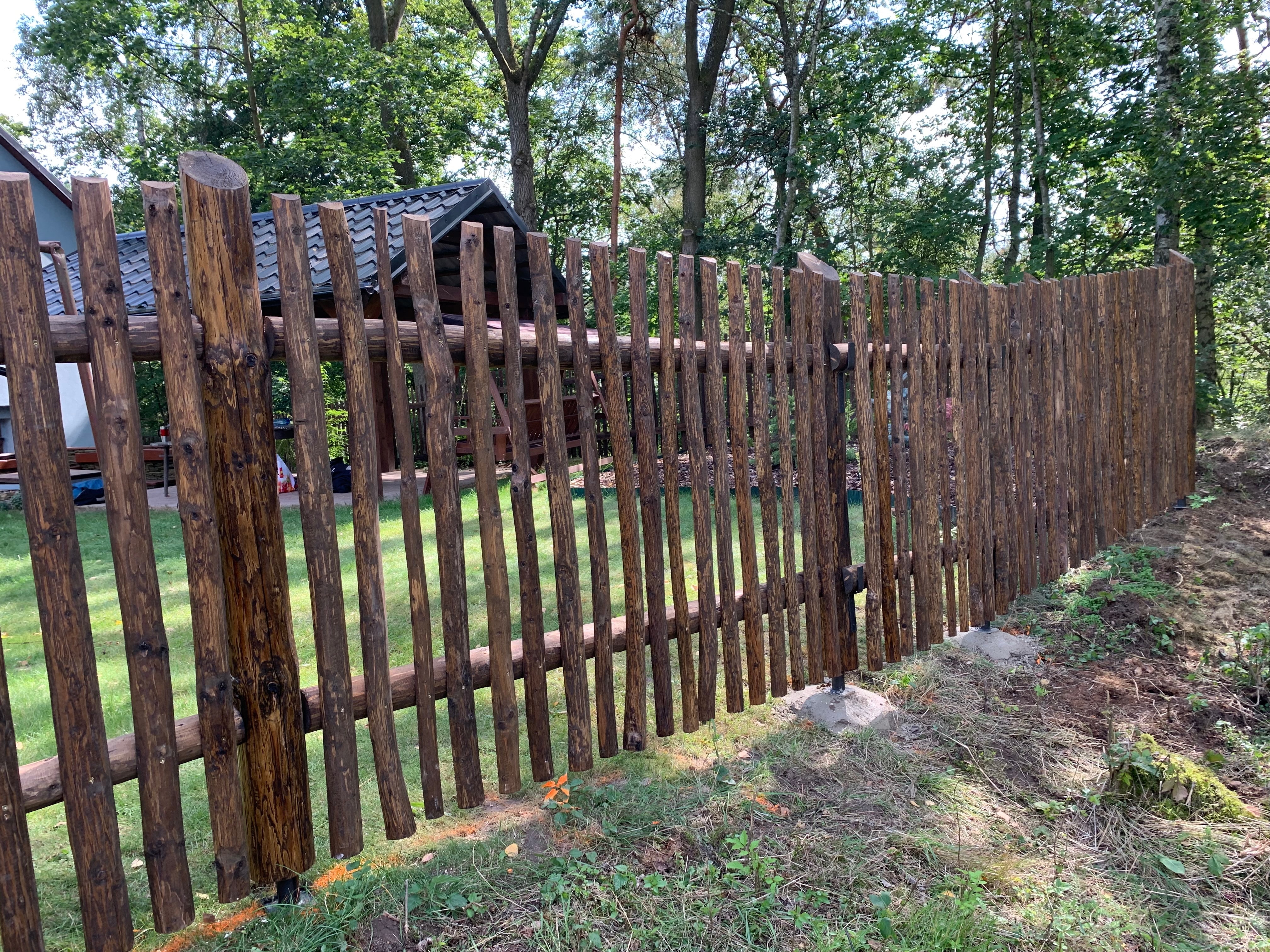 Obrázek 2 / Dřevěné ploty - ručně opracovaný   - realizace Mužský 8-2019